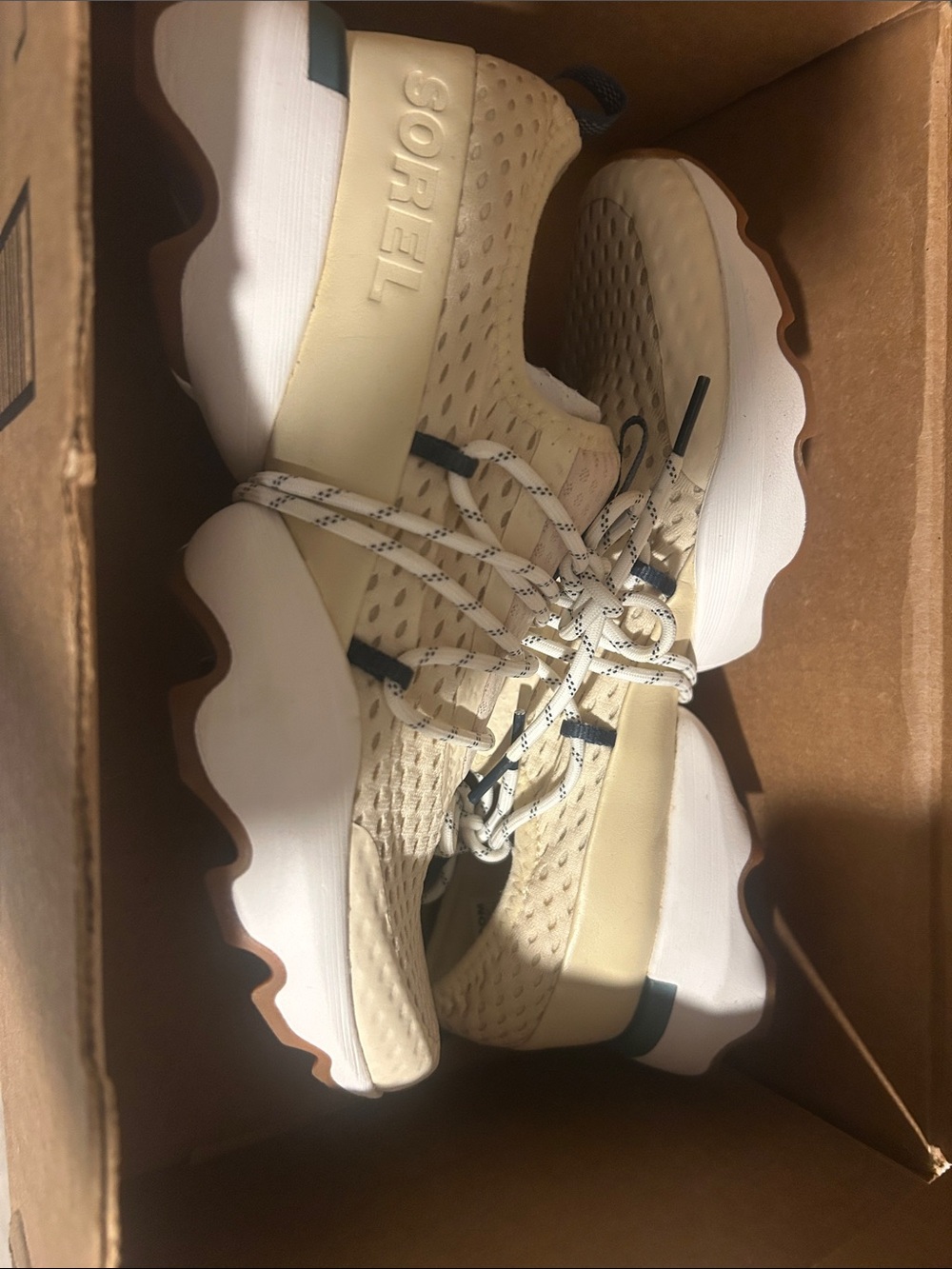 NWOT Sorel kinetic Women's Cream Athletic Sneaker with White Sole